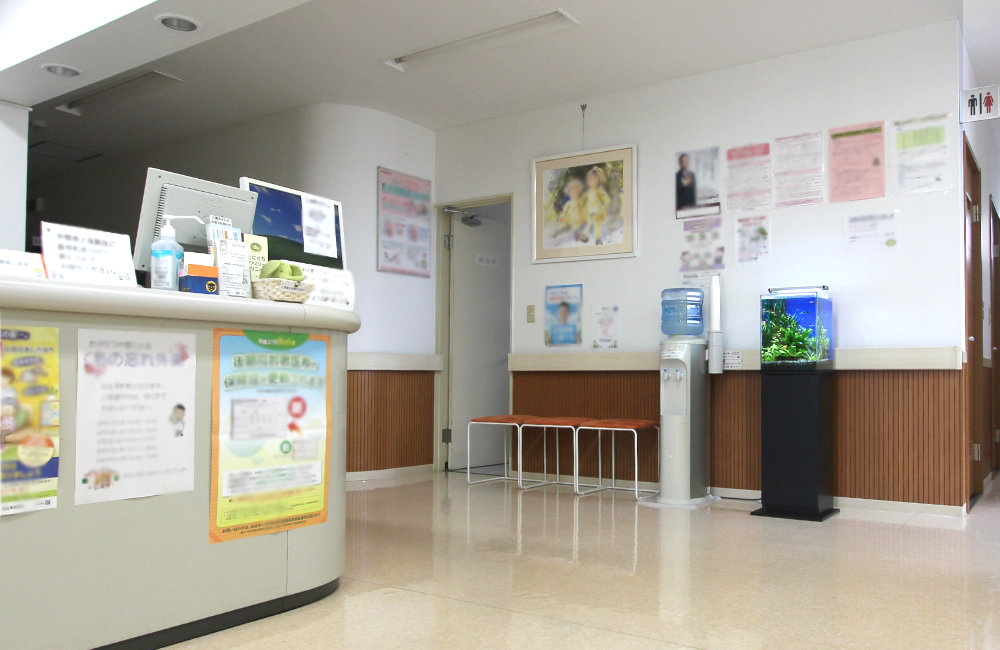 コンパクト水槽は設置場所も重要（受付と待合室がある広い受付に設置）