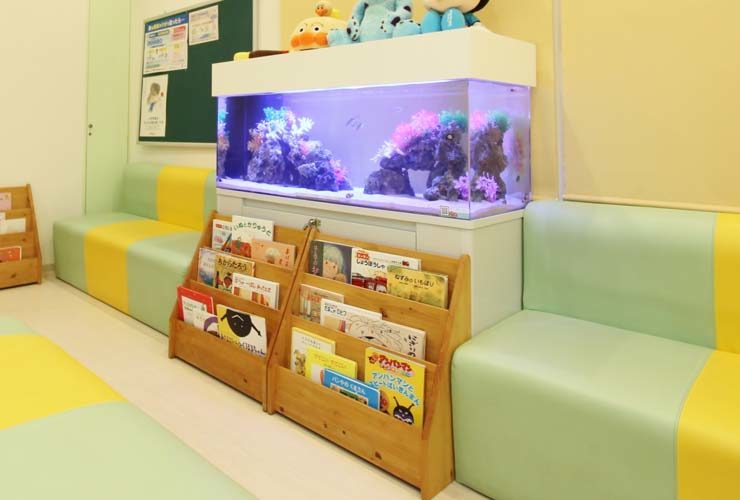 横浜　こどもクリニックの待合室　120cm海水魚水槽　設置事例 水槽画像１