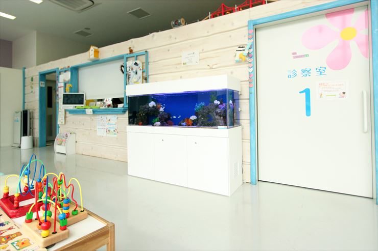 こどもクリニックに設置 アニメ映画のような150cm海水魚水槽をレンタル 水槽画像３