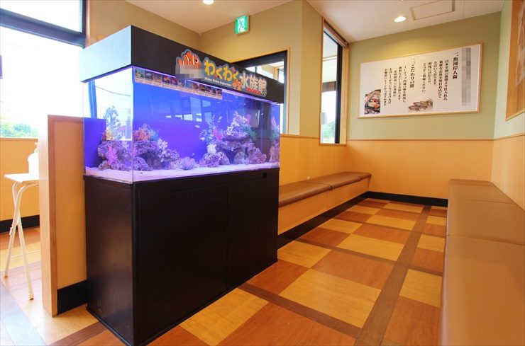 町田市　飲食店の待合スペース　120cm海水魚水槽　設置事例 水槽画像３