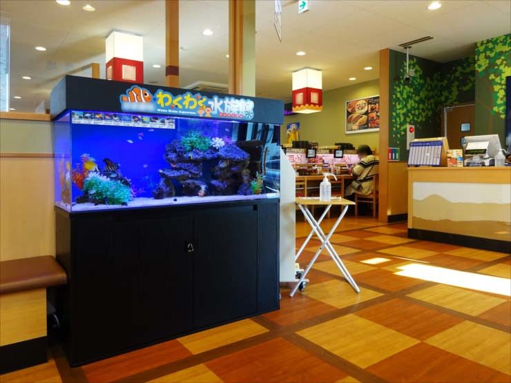 飲食店（回転寿司）待合スペース　120cm海水魚水槽　設置事例 水槽画像１