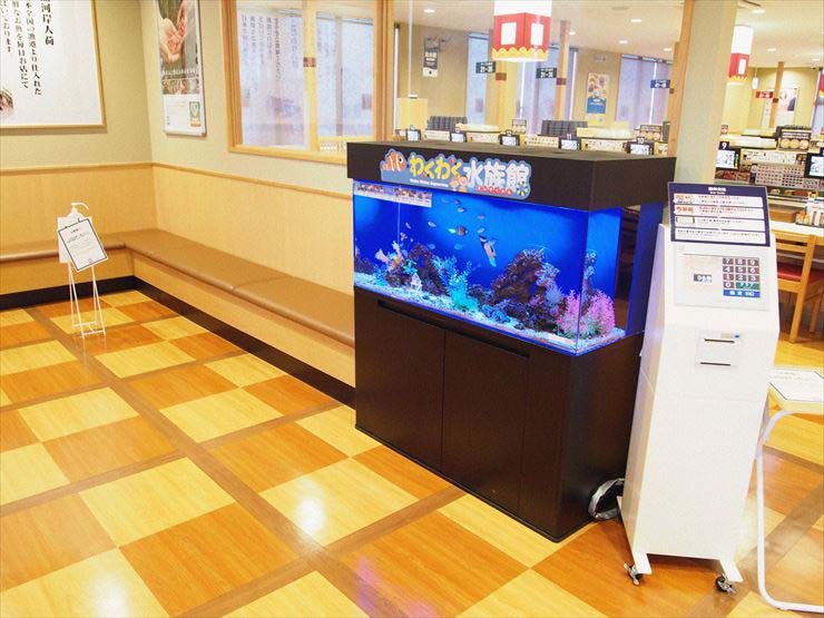 飲食店の待合室　カラフルな120cm海水魚水槽　設置事例 水槽画像１