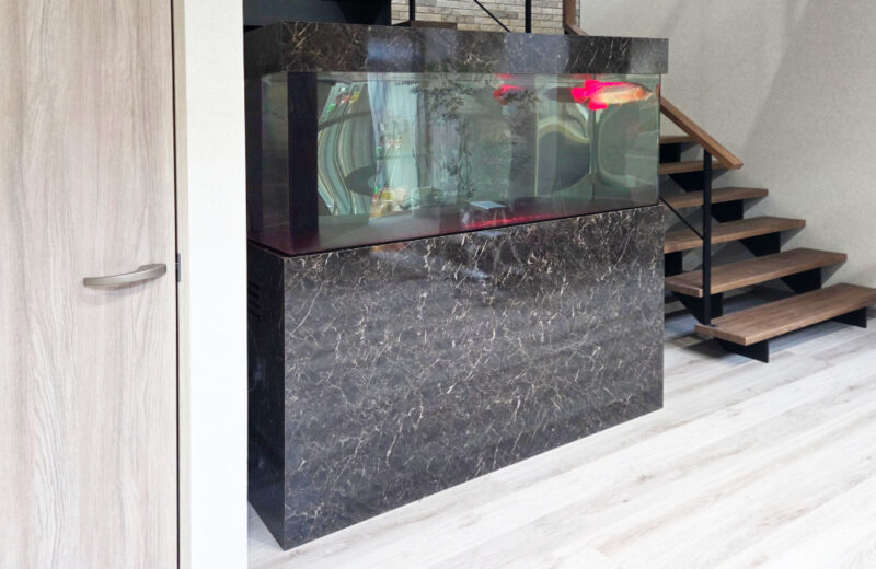 企業に150cmのアクリル製アロワナ水槽一式を販売・定期メンテナンス！ 水槽画像４