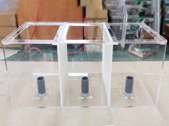 アクリル製3層式濾過槽の全体像