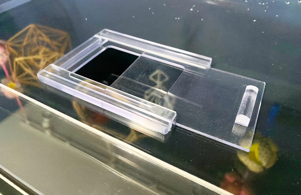 アクリル製スライド式水槽蓋のクローズアップ