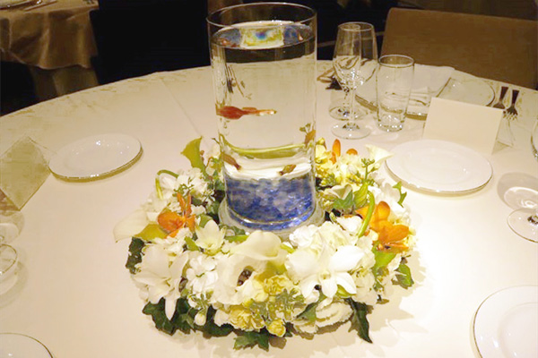 結婚式場の各テーブルに水槽を設置